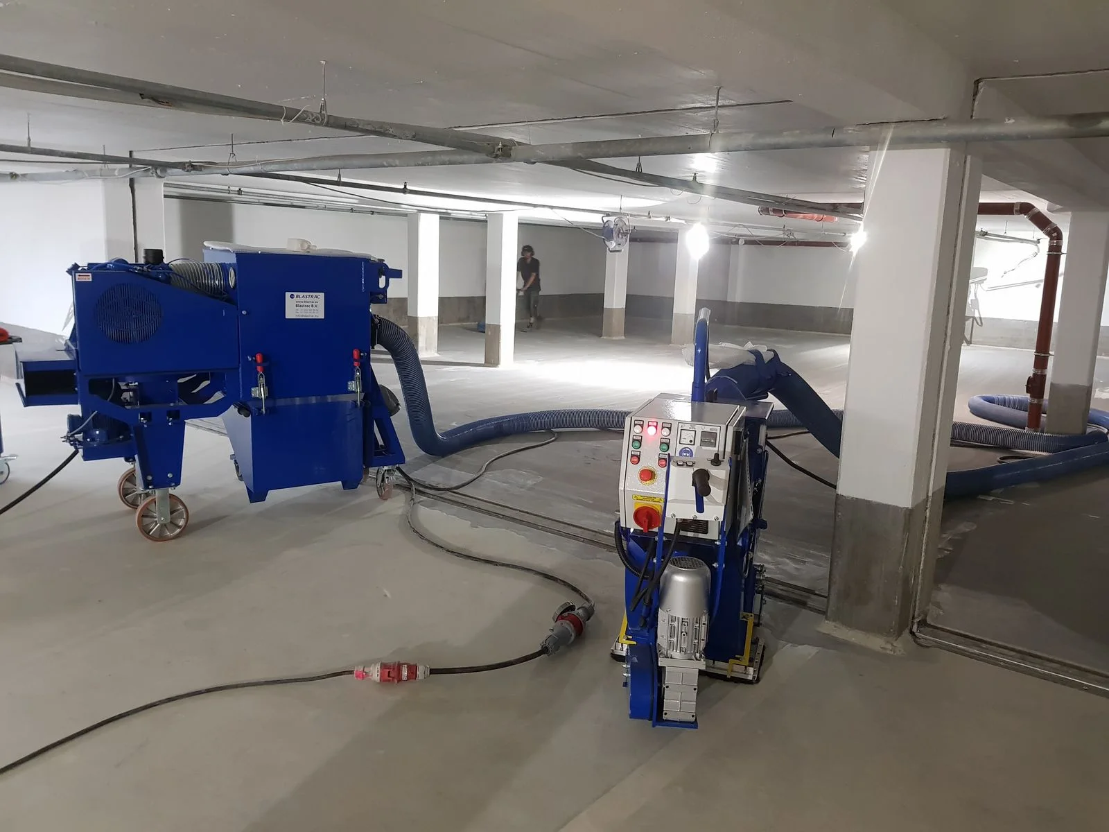 Kugelstrahlmaschine und Absaugtechnik auf einer Betonfläche
